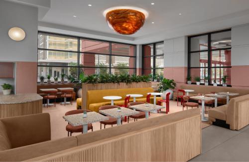 Χώρος καθιστικού στο Downright Austin, A Renaissance Hotel