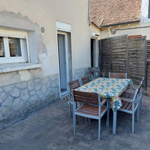 une table et des chaises assises sur une terrasse dans l'établissement Maison 4-6 pers proche Beauval, à Selles-sur-Cher