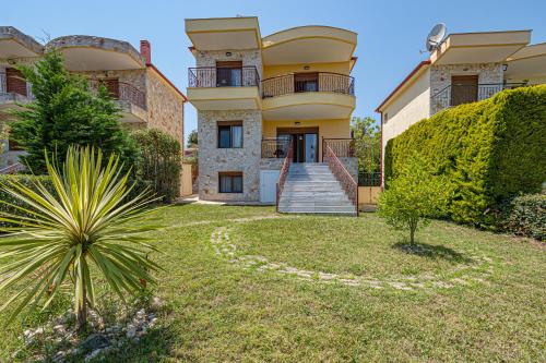 Holiday home with panoramic view of the forest