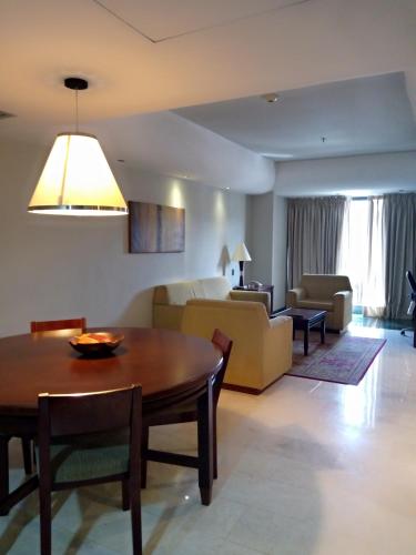a living room with a table and a couch at EXECUTIVE SUITES VALENCIA in Valencia