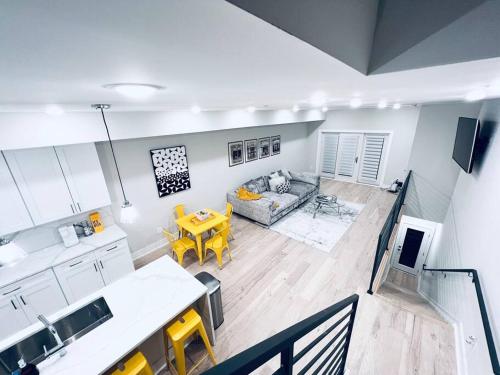 Kuchyň nebo kuchyňský kout v ubytování Designer 3BDR Penthouse with Private Rooftop Monument Views Near Popular H Street Corridor Parking Included Free Cancellation