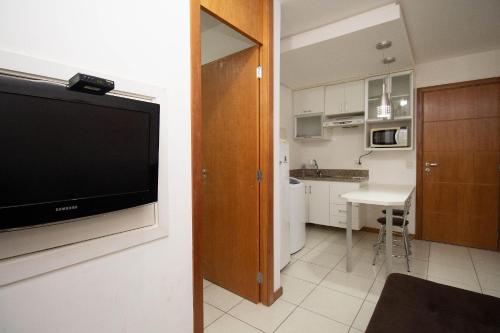 a living room with a flat screen tv on a wall at OZPED Flats Particulares Edifício Life Resort in Brasilia