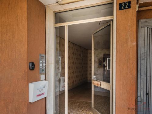 ヴァラッツェにあるGreen Terrace - Beaches 500m - HiperWifi - Smart TVのガラス戸付きの部屋への入り口