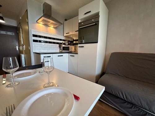 une salle de bain avec deux verres de vin sur un comptoir dans l'établissement Studio aux pieds des pistes, balcon, équipements modernes à Samoëns 1600 - FR-1-624-53, à Samoëns