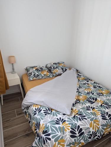 - un lit avec un oreiller dans l'établissement Le Brûlis - La nature en ville, à Nantes