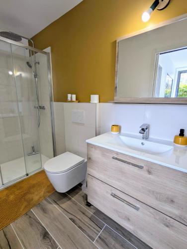 une salle de bain avec un lavabo, des toilettes et une douche dans l'établissement Le Brûlis - La nature en ville, à Nantes