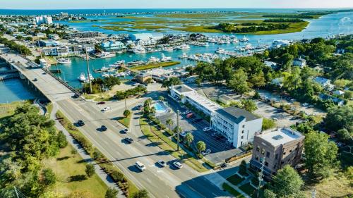 una vista aérea de un puerto deportivo con barcos en The Waterway 115 by Sea Scape Properties, en Wrightsville Beach