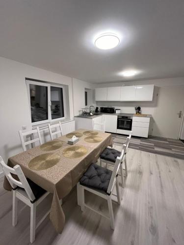 Dapur atau dapur kecil di Black Forest Gate Apartment