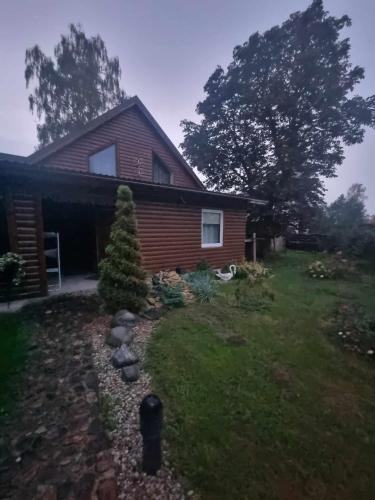 Taman di luar Svečiu Namai