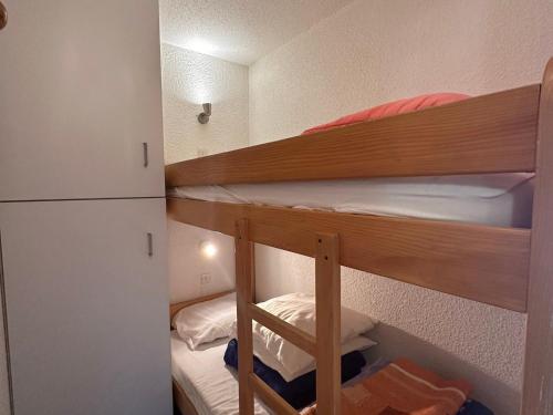- deux lits superposés dans une petite chambre dans l'établissement Appartement familial au pied des pistes avec balcon à Samoëns 1600 - FR-1-624-79, à Samoëns