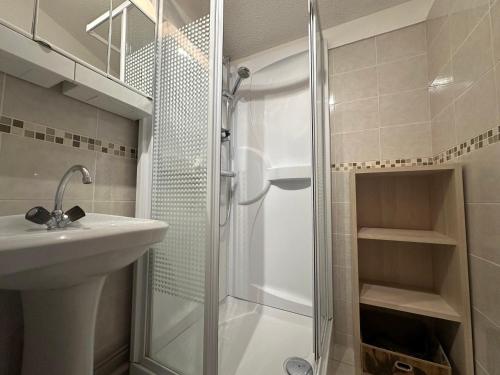 une salle de bain avec douche et lavabo dans l'établissement Appartement familial au pied des pistes avec balcon à Samoëns 1600 - FR-1-624-79, à Samoëns