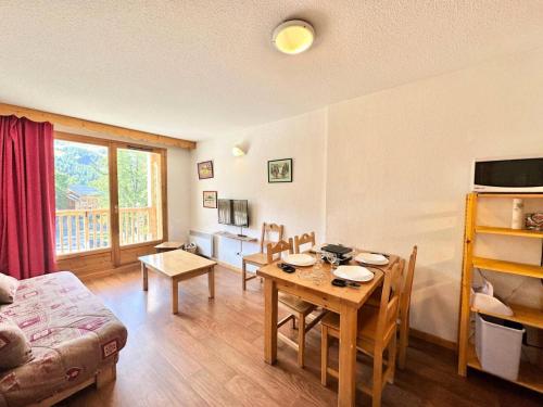 un salon avec une table et un canapé dans l'établissement Résidence L'ecrins Des Neiges - T3 proche des pistes - L'Ecrin des neiges MAE-1801, à Vars