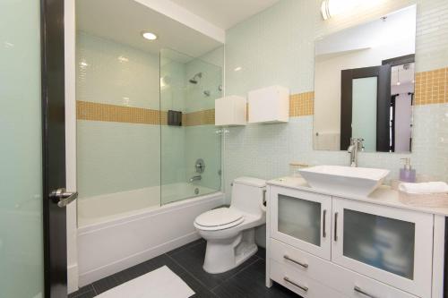 ロサンゼルスにあるAudemar Boutique Hotel and Apartment Homesのトイレ、洗面台、シャワー付きのバスルーム