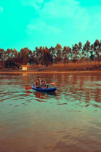 a group of people in a boat on the water at SR Brotas in Brotas