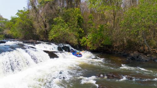 a person is in a raft in a river at SR Brotas in Brotas