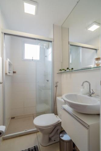 a bathroom with a toilet and a sink and a shower at Apto Completo BH ARENA MRV - Ar Condicionado e Estacionamento in Belo Horizonte