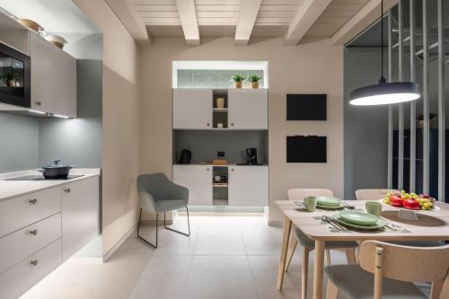 Una cocina y un comedor con mesa y sillas. en Cathedral Room&Loft, en Palermo