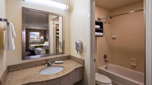 Ванная комната в Best Western Garden Inn