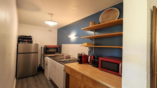 a small kitchen with a counter and a refrigerator at Résidence Les Prés - AGREABLE APPARTEMENT SUR LES PISTES - 4/5 PERS MAE-4671 in Puy-Saint-Vincent