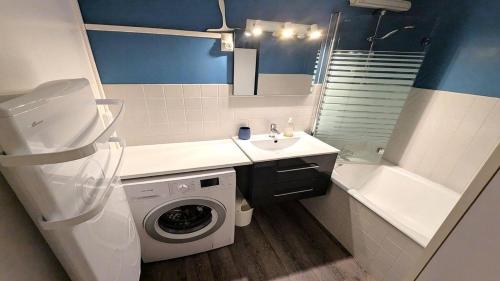 une salle de bain avec une machine à laver et un lavabo dans l'établissement Résidence Les Prés - AGREABLE APPARTEMENT SUR LES PISTES - 4/5 PERS MAE-4671, à Puy-Saint-Vincent
