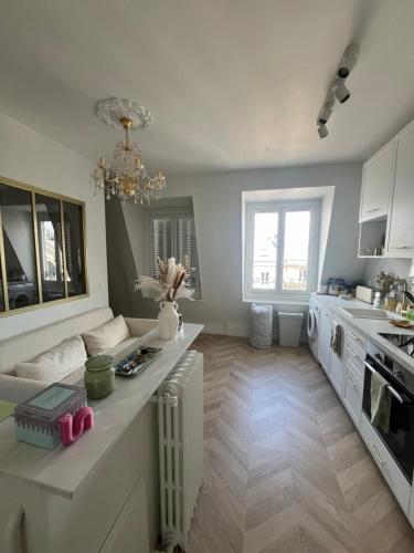 - une cuisine avec un canapé et une table dans une chambre dans l'établissement Appartement au cœur de Paris, à Paris