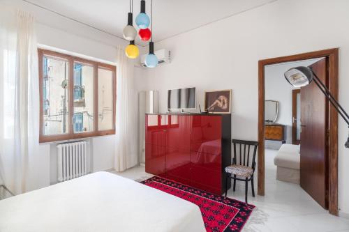een slaapkamer met een rode kast en een bed bij Casa vacanza Angelina Via Mercanti Centro Storico in Salerno