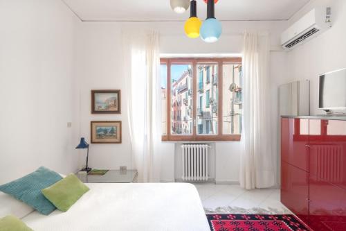 een slaapkamer met een bed en een raam bij Casa vacanza Angelina Via Mercanti Centro Storico in Salerno