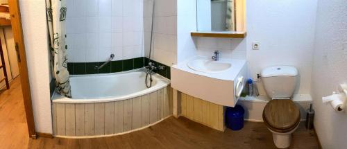 a bathroom with a sink and a tub and a toilet at Résidence Soleil - Appartement confort pour 5 pers., secteur calme du soleil, place de parking MAE-5171 in Vénosc