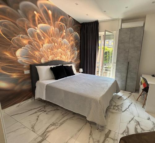 1 dormitorio con 1 cama y una gran pintura en la pared en Terrazza Annunziata, en Nápoles