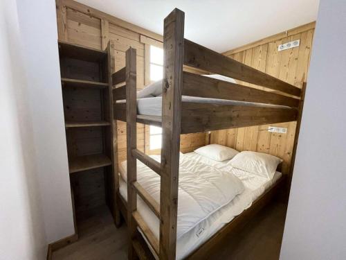 une chambre avec un lit superposé avec une échelle dans l'établissement Résidence Waala - Cosy T3 au cœur de la station face aux pistes MAE-5191, à Vénosc