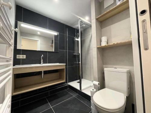 une petite salle de bain avec toilettes et lavabo dans l'établissement Résidence Waala - Cosy T3 au cœur de la station face aux pistes MAE-5191, à Vénosc