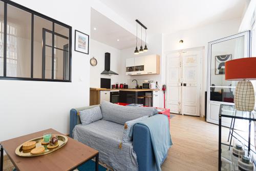 un salon avec un canapé et une table dans l'établissement Cirrus Coeur Historique, à Montpellier