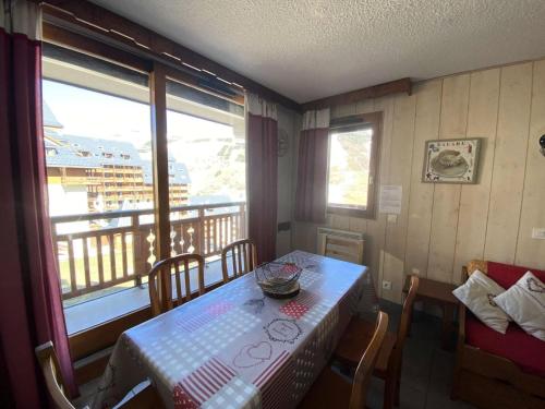 une salle à manger avec une table et un balcon dans l'établissement Résidence Soleil - Appartement de 6 couchages avec vue sur la montagne MAE-5161, à Vénosc