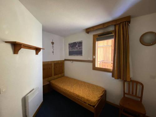 une petite pièce avec un lit et une fenêtre dans l'établissement Résidence Soleil - Appartement de 6 couchages avec vue sur la montagne MAE-5161, à Vénosc