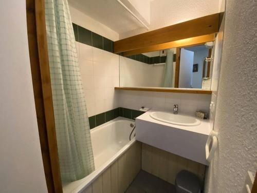 une salle de bain avec un lavabo et une baignoire dans l'établissement Résidence Soleil - Appartement de 6 couchages avec vue sur la montagne MAE-5161, à Vénosc