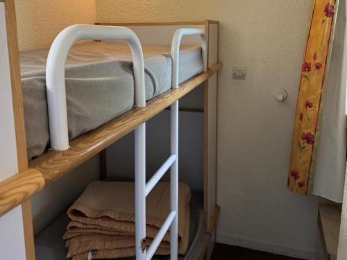 Ce lit superposé se trouve dans un dortoir doté de serviettes. dans l'établissement Studio cosy avec balcon, accès direct aux pistes, Belle Plagne - FR-1-181-2222, à La Plagne Tarentaise