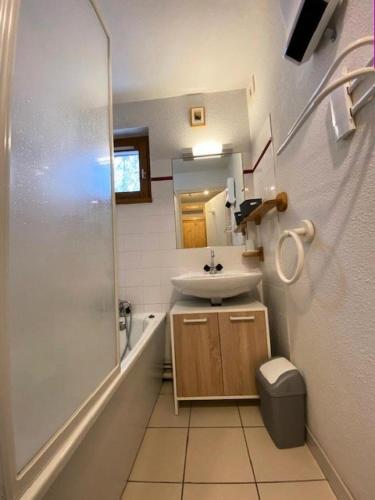une petite salle de bain avec un lavabo et une douche dans l'établissement Résidence Grande Chaume - Charmant T2 en cœur de station MAE-5331, à Vénosc