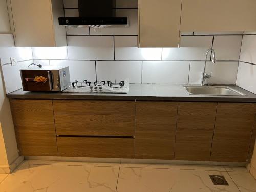 Kuchyň nebo kuchyňský kout v ubytování The Majestic - 1BHK - Self Check In