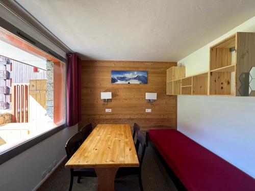 une pièce avec une table, des chaises et une fenêtre dans l'établissement Studio Rénové au Cœur de la Station avec Balcon et Parking - FR-1-181-2431, à La Plagne Tarentaise