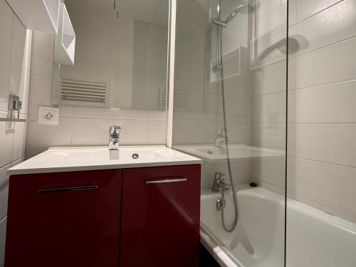 une salle de bain avec un lavabo et une douche en verre dans l'établissement Studio Rénové au Cœur de la Station avec Balcon et Parking - FR-1-181-2431, à La Plagne Tarentaise