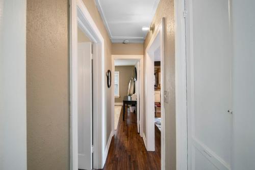 - un couloir menant à une chambre dans l'établissement Ivy Cottage W Hot Tub By Hvnlyhomes, à Tulsa