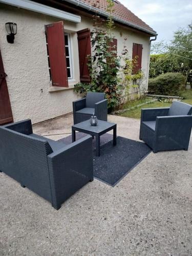 3 chaises et une table devant une maison dans l'établissement Chambre privée appartement cosy, à Chelles