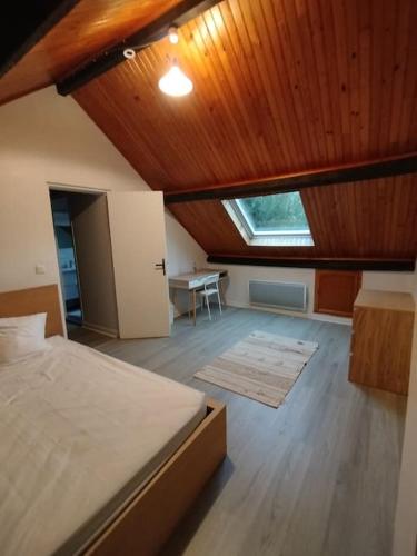 une chambre avec un lit et un bureau dans l'établissement Chambre privée appartement cosy, à Chelles