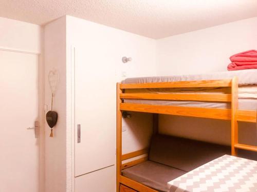 - une chambre avec 2 lits superposés et un placard dans l'établissement Résidence Cote Brune 3 Bat 3-j4 - Studio Résidence COTE-BRUNE au pied-des-pistes MAE-5431, à Vénosc