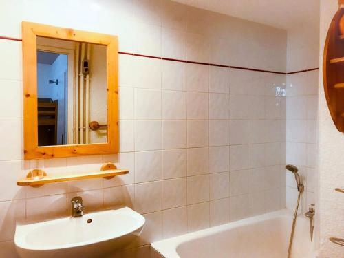 une salle de bain avec un lavabo, une baignoire et un miroir dans l'établissement Résidence Cote Brune 3 Bat 3-j4 - Studio Résidence COTE-BRUNE au pied-des-pistes MAE-5431, à Vénosc