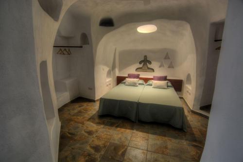 A bed or beds in a room at Cuevas De Barreto