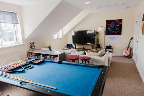 a living room with a pool table at Abington Villa Sleeps, Northampton Centre, 15 Games & Cinema Room in Spinney Hill