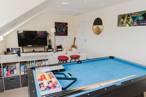 a living room with a pool table in it at Abington Villa Sleeps, Northampton Centre, 15 Games & Cinema Room in Spinney Hill
