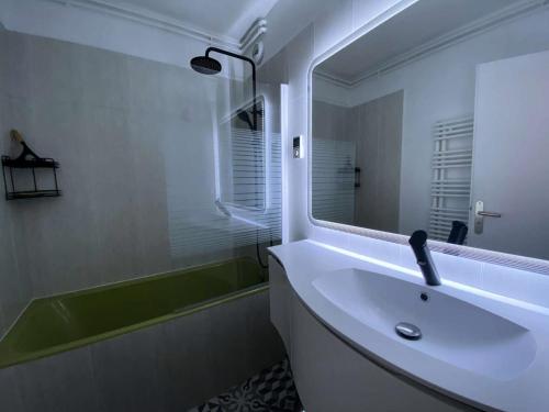 ein Badezimmer mit Waschbecken, Spiegel und Badewanne in der Unterkunft Résidence Diamant 1 - Appartement 4 pers. exposé plein sud avec une vue imprenable sur les montagnes au centre de la station MAE-5621 in Les Deux Alpes
