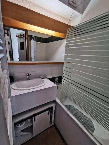une salle de bain avec un lavabo et un miroir dans l'établissement Résidence Soleil - Appartement contemporain avec vue spectaculaire dans un secteur calme MAE-5641, à Vénosc